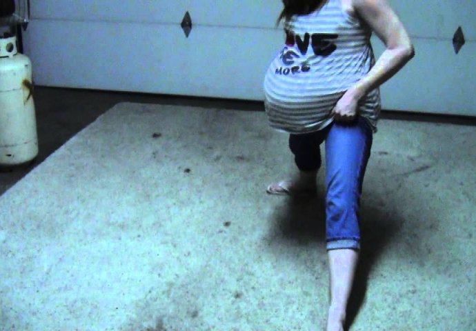 U devetom je mjesecu trudnoće, a njena fleksibilnost će vas ostaviti bez riječi!