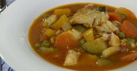 Gulaš od oslića i povrća