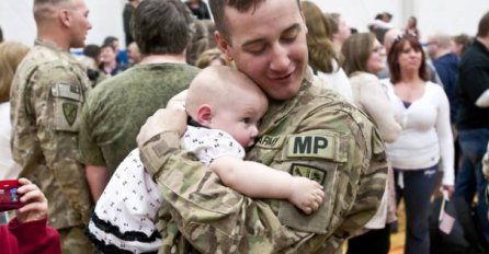 Pogledajte emotivne susrete vojnika i njihove djece nakon dugo vremena!