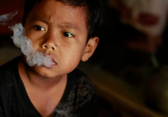 TUŽNO: Ima samo sedam godina, a već ovisan o cigaretama