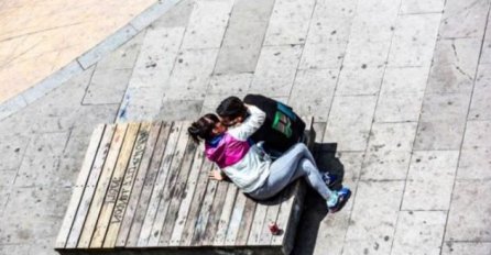 Pogledajte šta se sve izdešavalo u jednom danu na jednoj klupi u Barseloni!