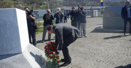 Dodik položio cvijeće u Srebrenici