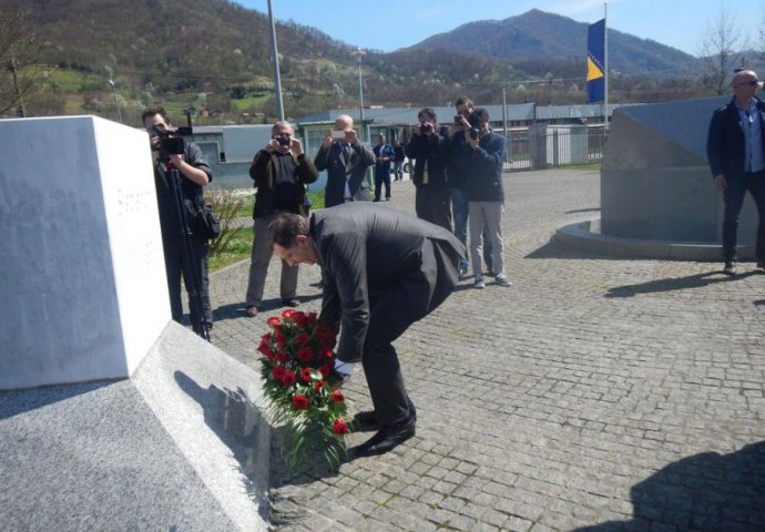 Dodik položio cvijeće u Srebrenici