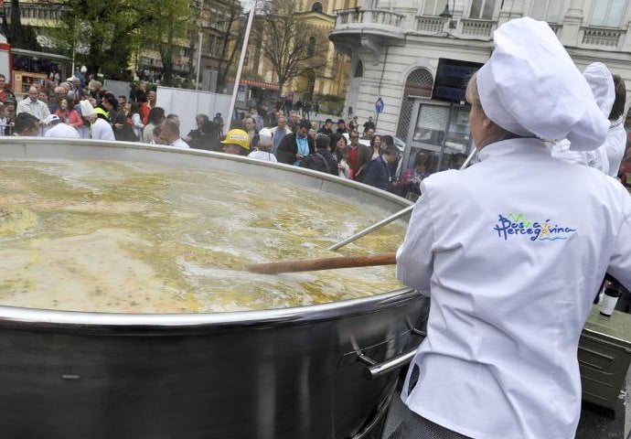 Oboren Guinnessov rekord u Sarajevu: Napravljena najveća begova čorba na svijetu