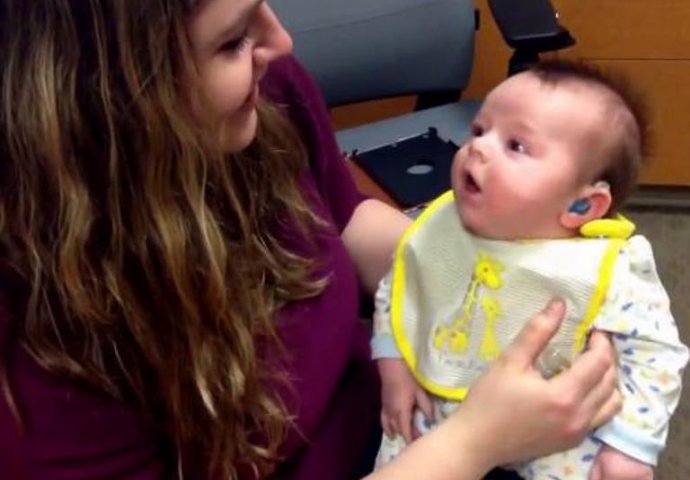 DIRLJIVO: 9-mjesečna beba prvi put čuje majčin glas uz pomoć slušnog aparata