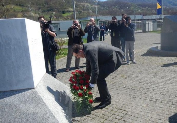 Dodikova posjeta Potočarima manipulacija žrtvama i negiranje genocida