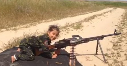 Ovaj video šokirao je svijet: Djevojčica puca iz mitraljeza, a reakcija oca će vas zaprepastiti!