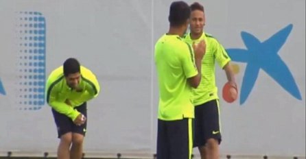 Neymar Jr koljenom udara Luisa Suareza u prepone na treningu Barcelone