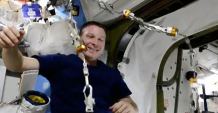 Astronaut koji se dobro zabavlja