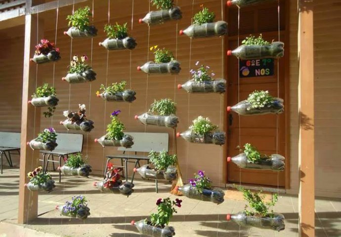 Impresivno: Od plastičnih flaša napravite vertikalne vrtove!