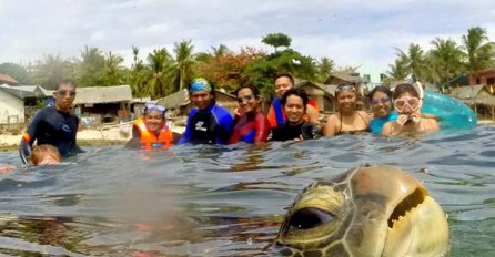 NEOČEKIVANO: Društvance pravilo fotku u vodi, a onda je izronilo OVO STVORENJE!