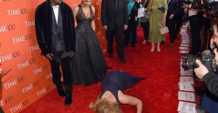 Dok su Kim i Kanye pozirali, glumica im se bacila pred noge. Njihova reakcija je iznenadila sve prisutne!