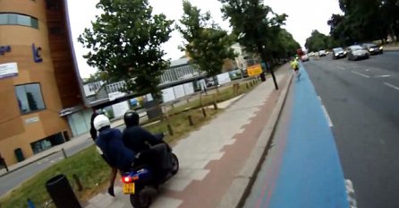 Banda na motoru krade mobitel ženi na sred ulice