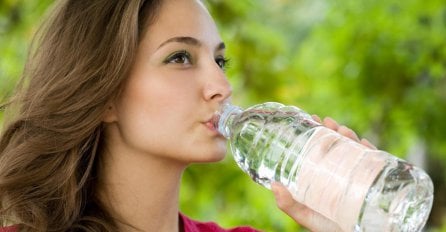 Pogledajte znak na dnu ambalaže: Evo koliko nas truju plastične boce!