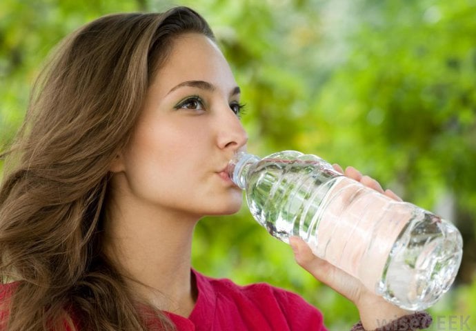 Pogledajte znak na dnu ambalaže: Evo koliko nas truju plastične boce!