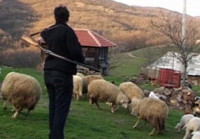 Ova žena živi sama u selu: 'Nigdje ne idem bez puške!'