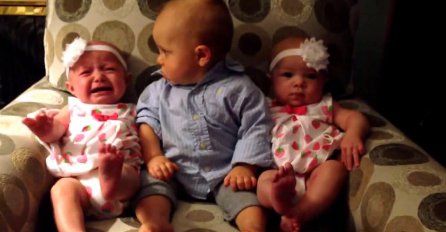 Pogledajte neodoljivu reakciju dječaka kada prvi put vidi blizance