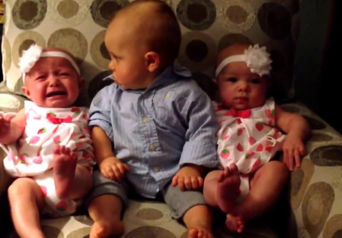 Pogledajte neodoljivu reakciju dječaka kada prvi put vidi blizance