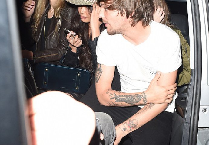 Louis Tomlinson iz One Direction je uslikan sa sumnjivim "cigaretama"