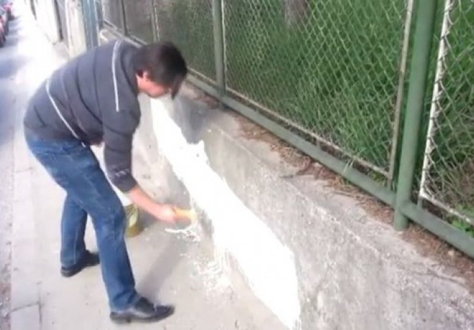 OVO JE PRAVO SARAJEVO: Samir s prijateljem prekrečio uvredljivi grafit "Srbe na vrbe"