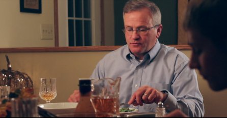 Sinovi nisu ispuštali mobitel iz ruku za vrijeme ručka, a onda je on napravio nešto fenomenalno!