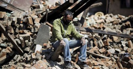 ZASTRAŠUJUĆI SNIMCI: Turisti snimili trenutak kada je zemljotres rušio zgrade u Nepalu