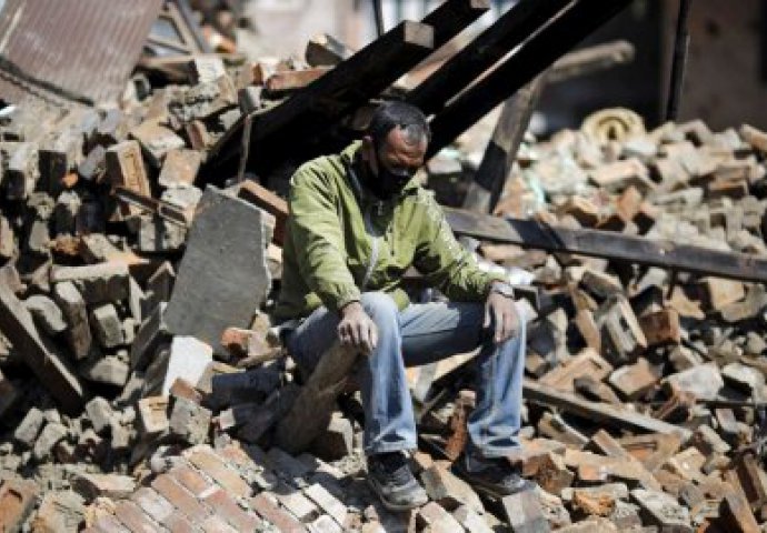 ZASTRAŠUJUĆI SNIMCI: Turisti snimili trenutak kada je zemljotres rušio zgrade u Nepalu