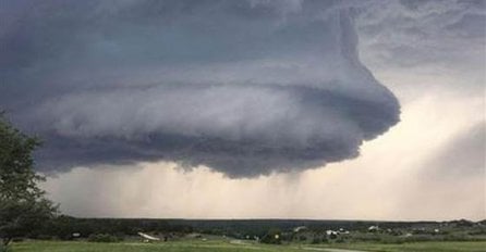 (VIDEO) PANIKA NA SJEVERU ZEMLJE: Ogromni tornado ruši sve pred sobom!