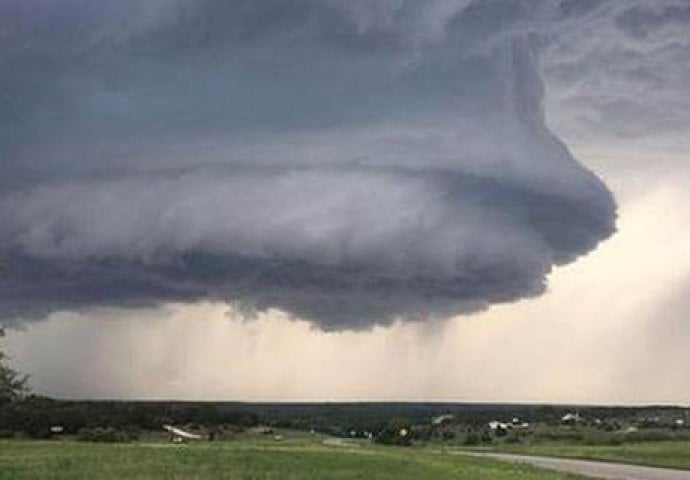 (VIDEO) PANIKA NA SJEVERU ZEMLJE: Ogromni tornado ruši sve pred sobom!