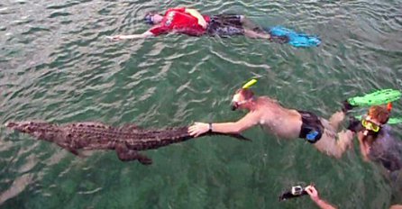 Neustrašivi turisti se kupaju sa krokodilom na Kubi
