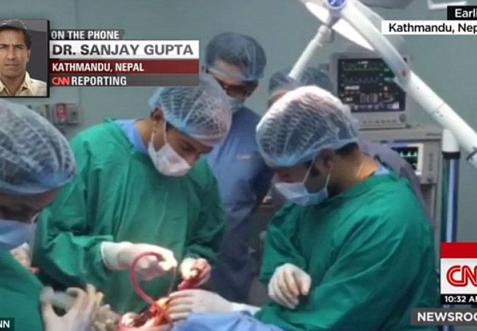 Reporter CNN -a dr. Gupta operisao povrijeđenu tinejdžerku u Nepalu