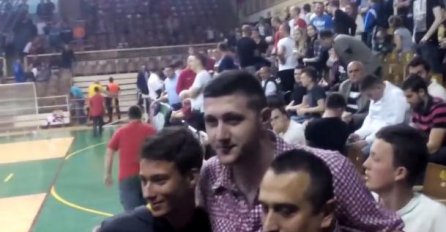 Jusuf Nurkić sa fanovima na utakmici tuzlanske Slobode
