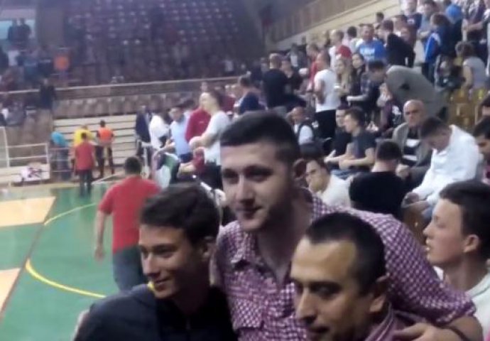 Jusuf Nurkić sa fanovima na utakmici tuzlanske Slobode