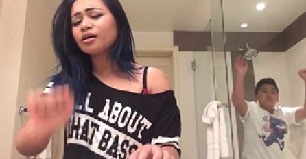 Sestra pjeva dok njen mali brat izvodi nevjerovatne plesne pokrete iza njenih leđa