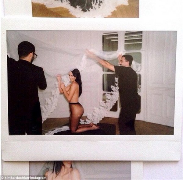 kim-kardashian-39-in-havuz-keyfi-765448