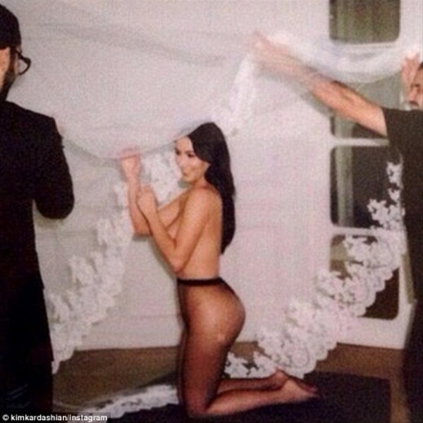 kim-kardashian-39-in-havuz-keyfi-765450