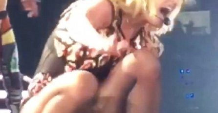 Britney Spears se prevrnula u petama dok pleše na pozornici