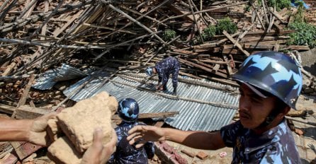 U Nepalu danas iz ruševina živ izvučen starac koji ima 101 godinu