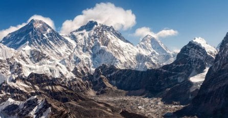 Mount Everest se smanjio za dva i po centimetra