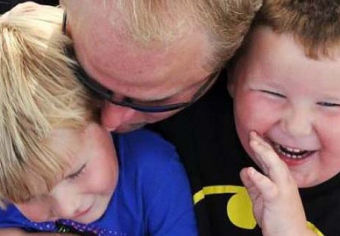 Policija im došla na vrata jer se njihov četverogodišnji sin igrao go u dvorištu kuće