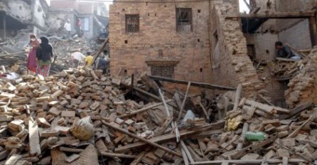 LAVINA ZBRISALA SELO: Prizor od koga se ježi koža