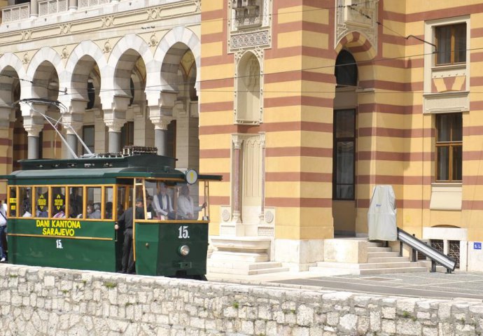 Replika tramvaja iz 1895. ponovo na šinama u Sarajevu