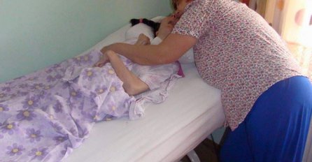 Djevojka oboljela od teške bolesti: Njoj i njenoj majci hitno potrebna pomoć