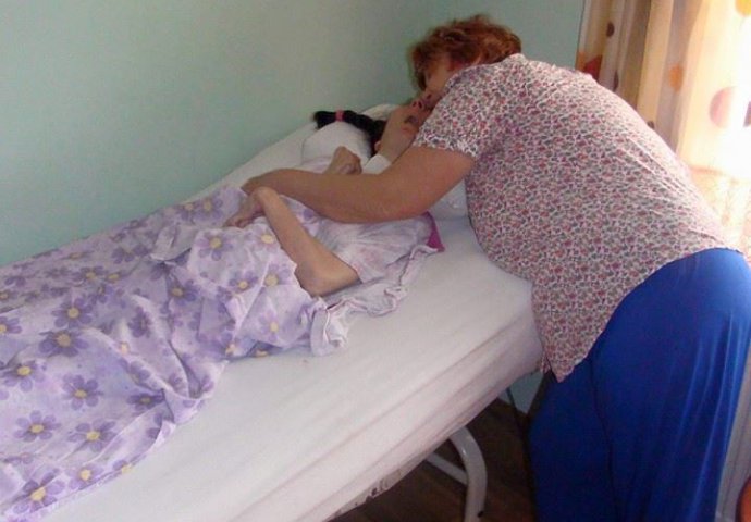 Djevojka oboljela od teške bolesti: Njoj i njenoj majci hitno potrebna pomoć