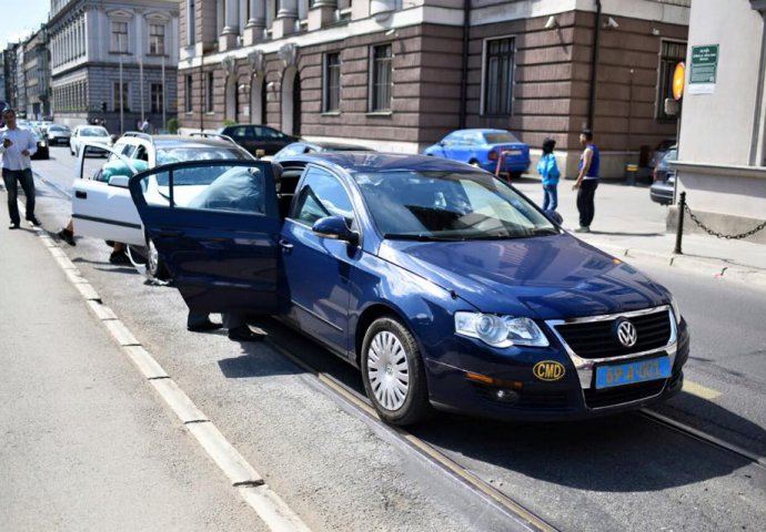 FOTO: Udes na Drveniji, tramvajski saobraćaj zaustavljen