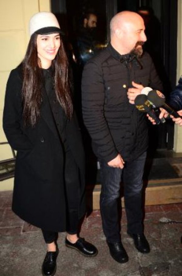 berguzar-korel-esinin-yeni-imajini-begendi-7036426-x-4683-300