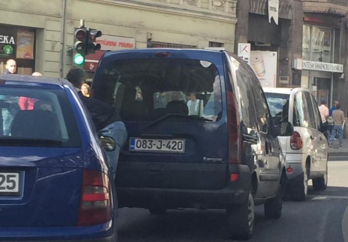 FOTO: Saobraćajna gužva u Sarajevu: Udes tri vozila kod Vječne vatre