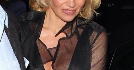 Svi su gledali u njene grudi, a onda ih je detalj na njenom licu zaprepastio!