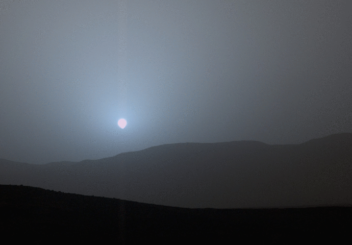 Očaravajući plavi zalazak sunca na Marsu