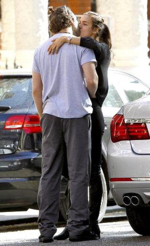 irina-shayk-aktor-sevgilisiyle-sokak-ortasinda-7310647-x-485-o